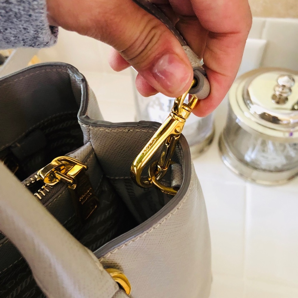 PRADA- Lux light grey BN1784 Single zip Saffiano - Picture 5 of 8